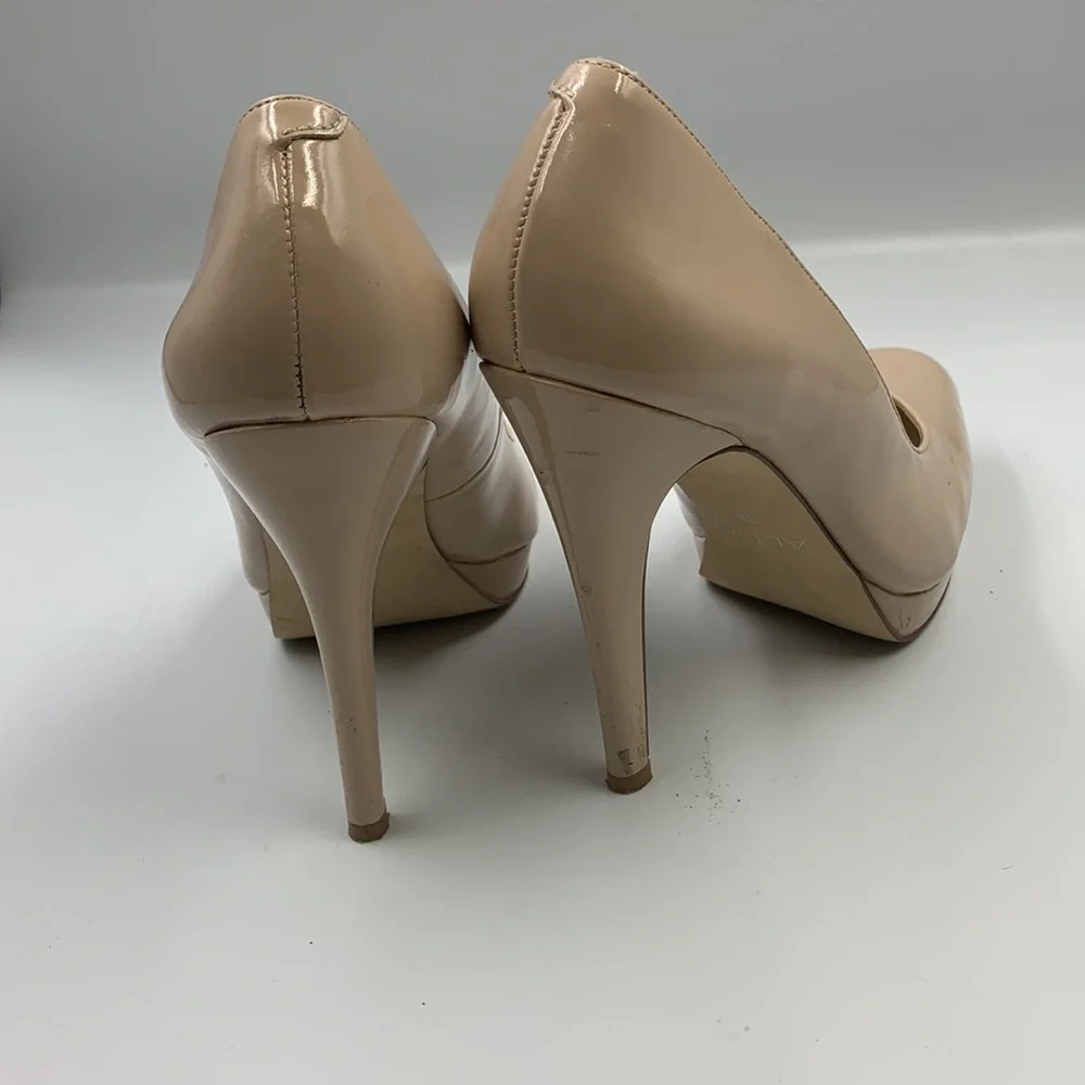 Nude high heel pumps. - Picture 3 of 5